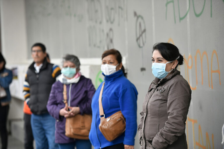 Minsal enseña a elaborar mascarillas con poleras, pañuelos y bufandas: Qué telas sirven para hacerlo