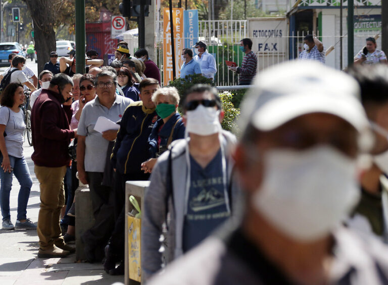 Minsal ahora recomienda uso de mascarillas para todos en lugares públicos