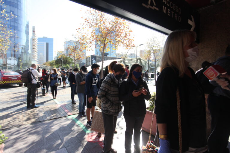 Largas filas y recorridos por tiendas marcaron reapertura de mall Apumanque en Las Condes