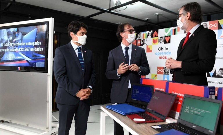 Mineduc adelanta entrega de computadores para alumnos de 7° básico