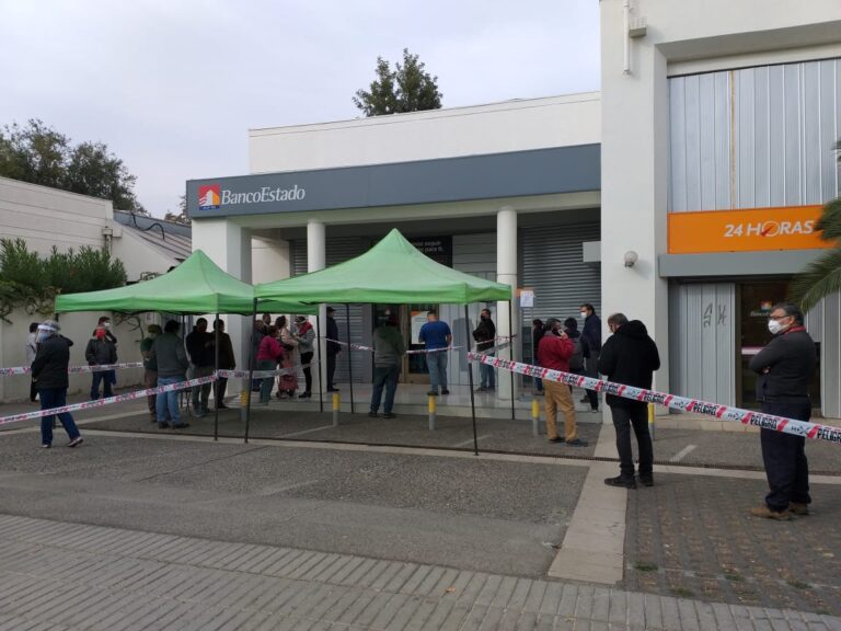 Ordenanza municipal de La Reina busca multar a bancos y usuarios que no respeten distanciamiento en filas