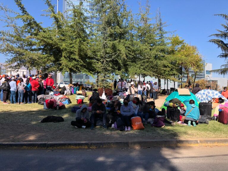 Matthei interpela a gobierno de Bolivia para adoptar medidas por ciudadanos pernoctando en consulado