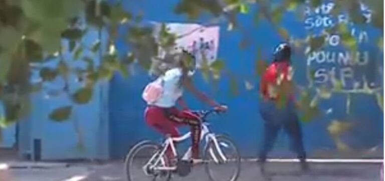 Autoridades trasladan a una residencia sanitaria a los 33 ciudadanos haitianos contagiados en cité de Quilicura