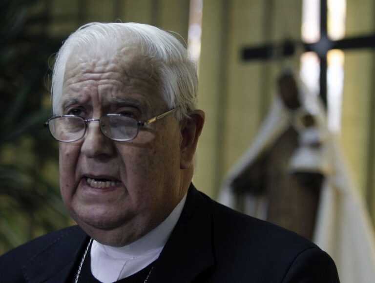 Obispo Alejandro Goic es internado en Santiago tras sufrir infarto al miocardio