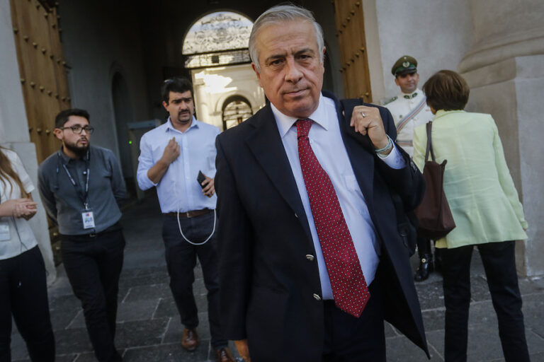 Carabineros confirma escolta policial preventiva y periódica para resguardar al ministro Mañalich