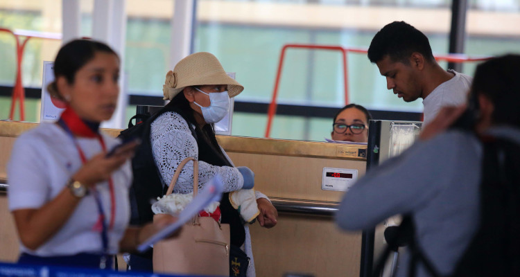 Cuatro pasajeros con vuelo a Isla de Pascua dieron positivo en test de COVID-19 en el aeropuerto