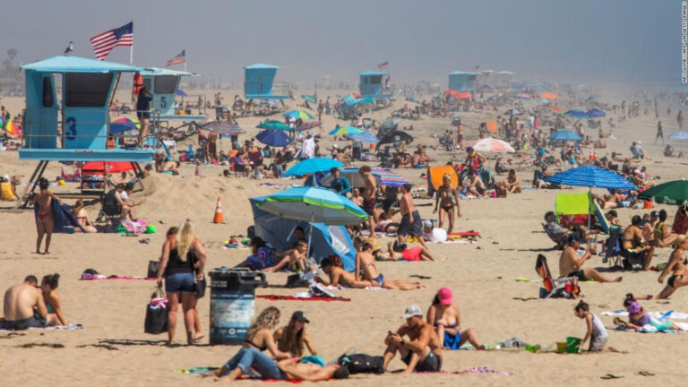 Playas del sur de California colapsaron de gente pese a la amenaza de COVID-19