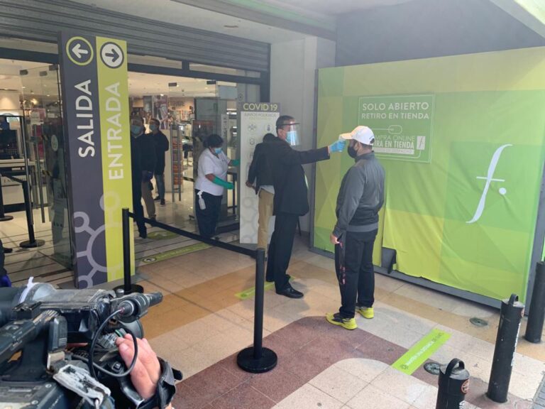 Largas filas se registraron tras apertura de multitiendas en distintos puntos del país