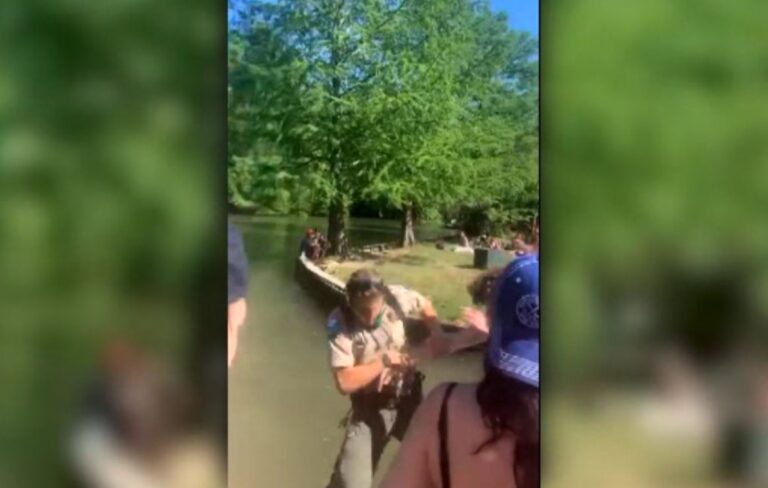 Guardaparque pedía a un grupo que mantuviera distancia física y lo empujaron a un lago