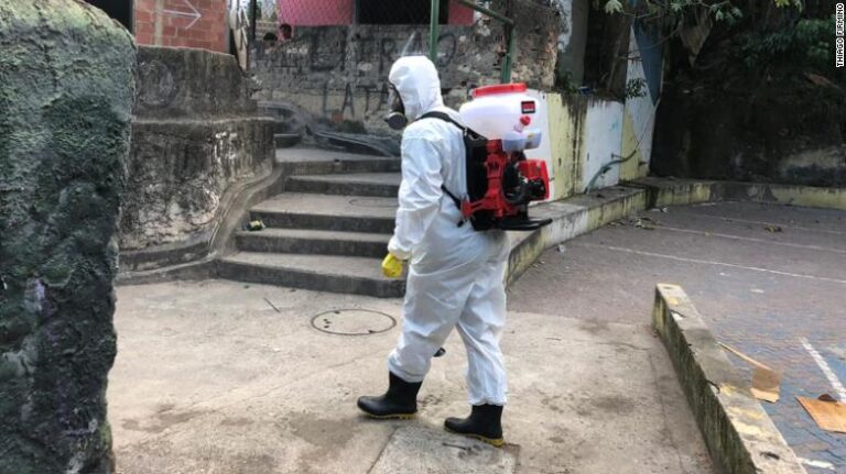 Brasil registra récord diario de nuevos contagios por COVID-19 el mismo día en que renunció el ministro de Salud