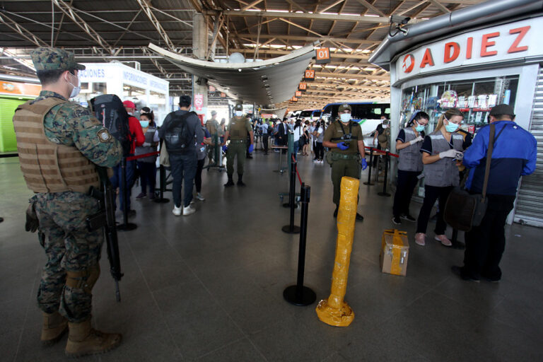Largas filas en terminal de buses de Estación Central para abandonar Santiago