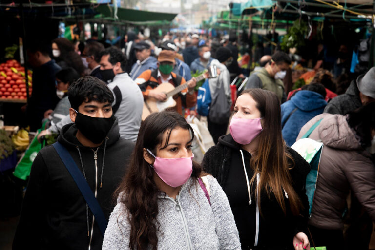 No dejar en puntos verdes: Cómo botar las mascarillas y los guantes