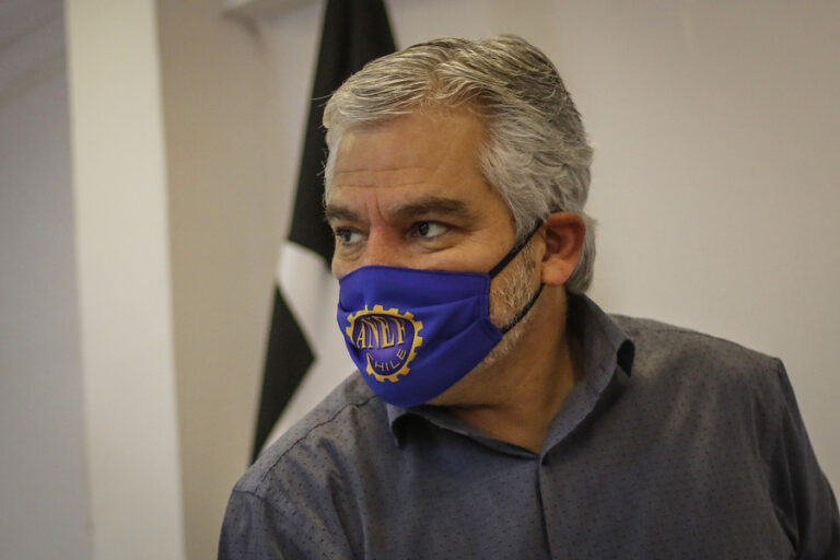 Presidente de la ANEF pide volver después del peak al trabajo presencial: 