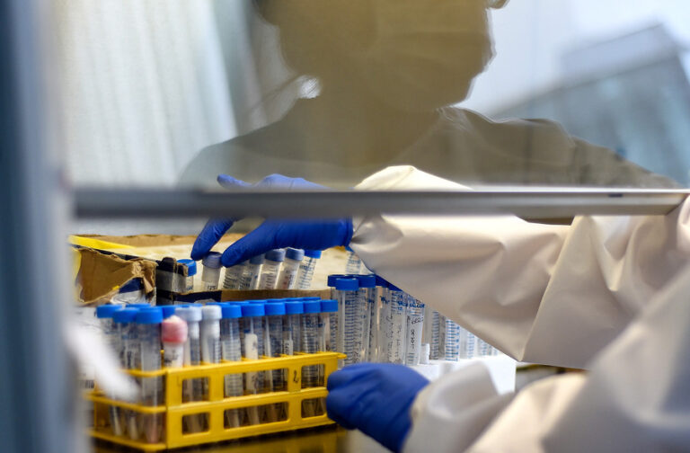 Joven que contagió a 15 personas de COVID-19 tras asistir a fiesta familiar arriesga 5 años de cárcel