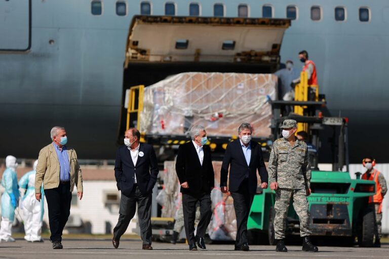 Así fue la secreta operación de la FACh que trajo a Chile los 117 ventiladores mecánicos donados por la CPC