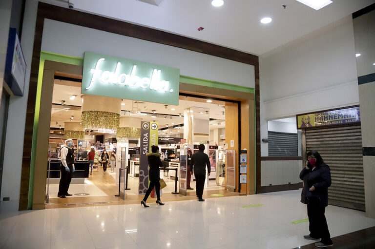 Reactivan comercio pese a la pandemia: Mall de Temuco abrió sus puertas al público