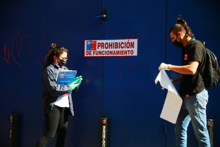 Seremi de Salud clausura multitienda que atendía clientes pese a cuarentena en Santiago