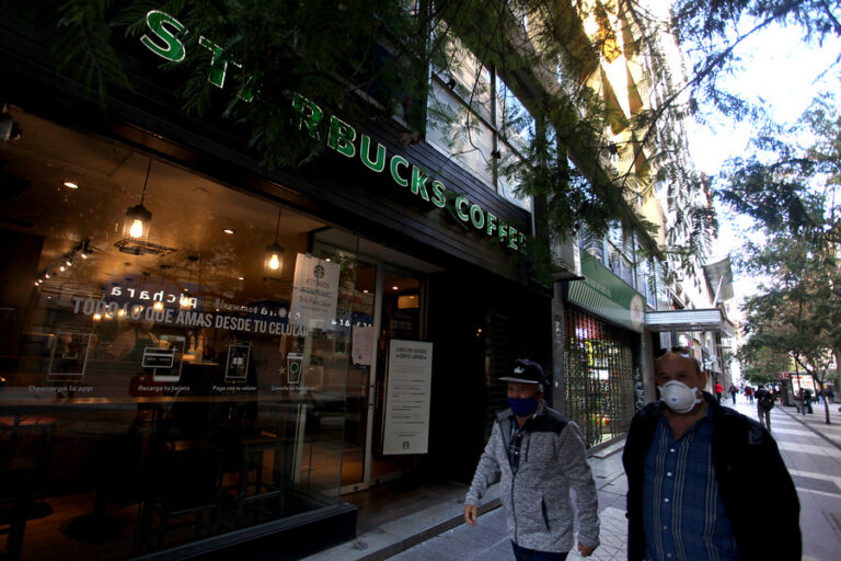Sindicato de Starbucks presenta demanda a la empresa por suspensión del contrato de forma unilateral