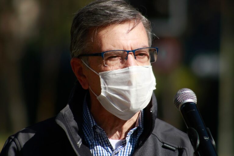 Joaquín Lavín molesto por filas en supermercados de Las Condes: 