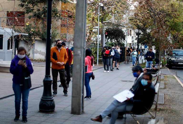 Informe epidemiológico: Santiago se convierte en la única comuna del país con más de mil contagios activos