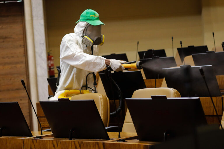 Cuatro ministros iniciaron cuarentena preventiva y se registran protestas en comunas de Santiago