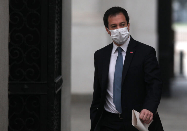 Ministro Palacios inicia cuarentena preventiva tras confirmar que funcionario dio positivo por COVID-19