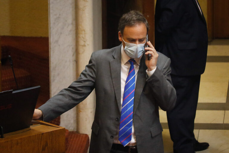 Ministro Ward confirma que La Moneda apoya la postergación de la cuenta pública para septiembre