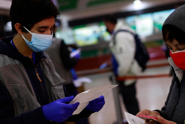 Chile marca nuevo récord de contagios diarios y se refuerzan las fiscalizaciones en carreteras por el feriado