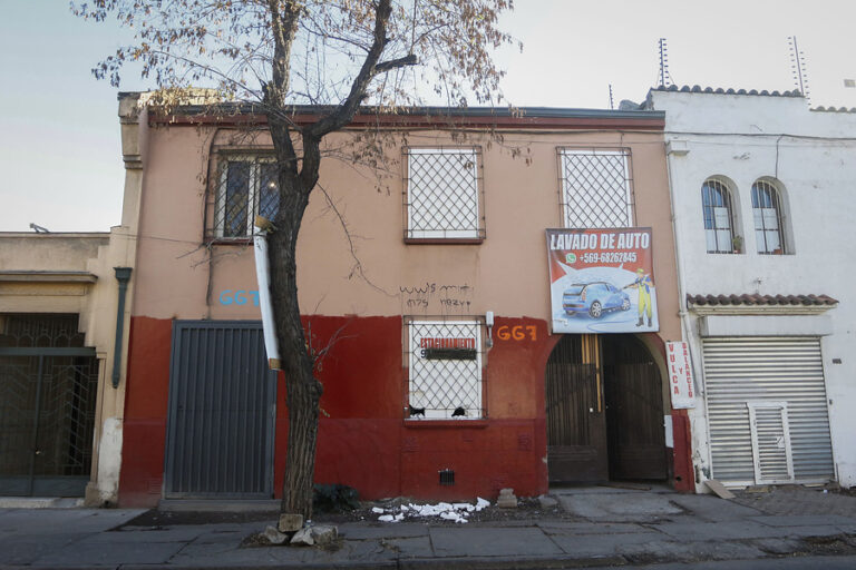 Fiestas clandestinas se realizaban en casona ubicada en pleno centro de Santiago