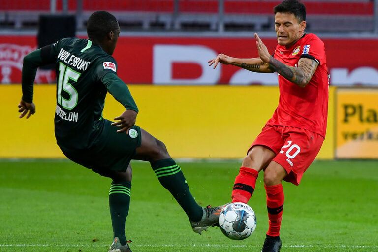 Aránguiz no pudo contra el Wolfsburgo y sufrió goleada en la Bundesliga