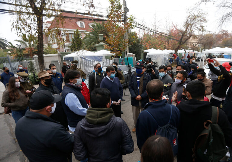 Habilitan albergues para extranjeros que llevan días durmiendo afuera de las embajadas