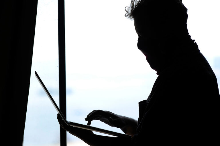 Denuncian que link sugerido en programa de 5° básico del Mineduc te envía a un sitio porno