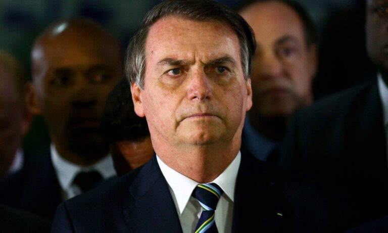 Bolsonaro sigue abrazando a adherentes en medio de alza de muertes por COVID-19