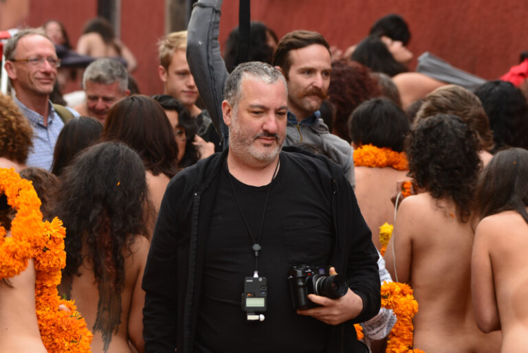 Spencer Tunick se reinventa en cuarentena y retrata desnudos por Zoom