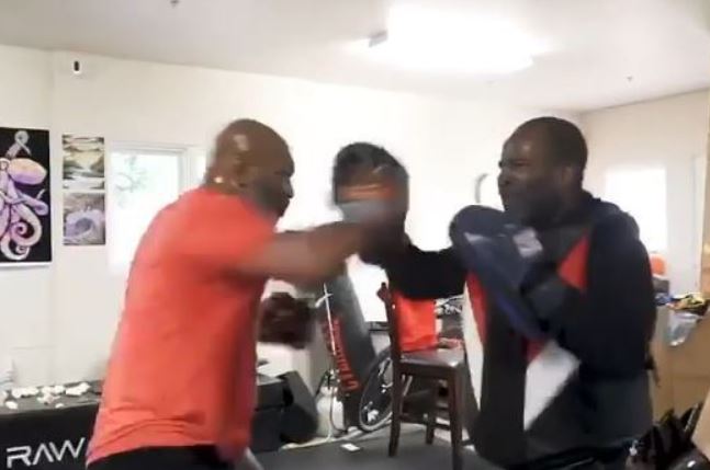 Hasta los famosos reaccionaron: Mike Tyson sorprende con la velocidad de sus golpes a los 53 años
