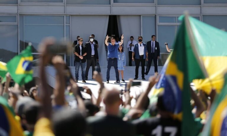 Ante una multitud, Bolsonaro llama a terminar con el confinamiento en Brasil: 