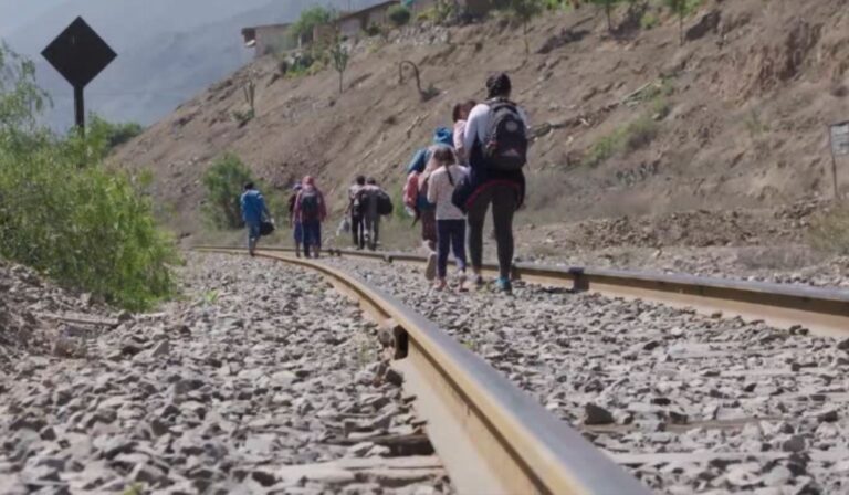 Mujer recorrió cientos de kilómetros junto a sus hijas para volver a su aldea y escapar del COVID-19 en Lima
