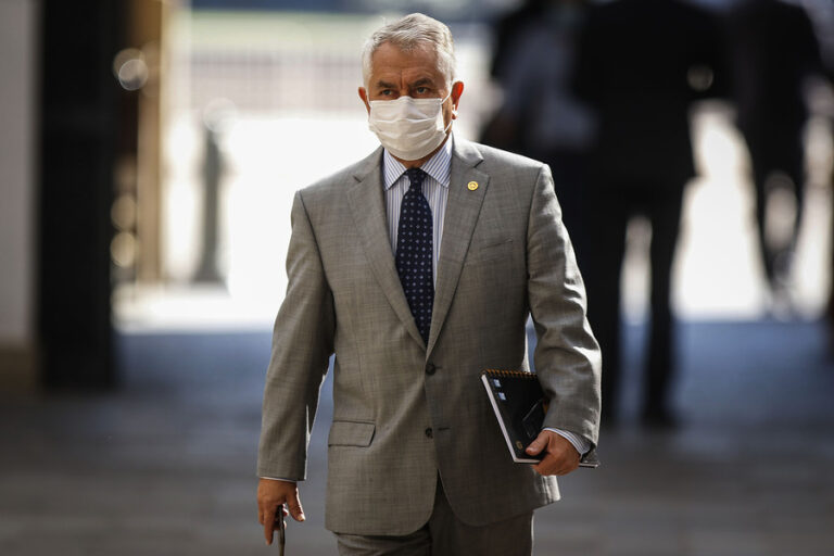 Críticas a Izkia Siches y en contra de la cuarentena total: La postura de Enrique Paris durante la crisis sanitaria