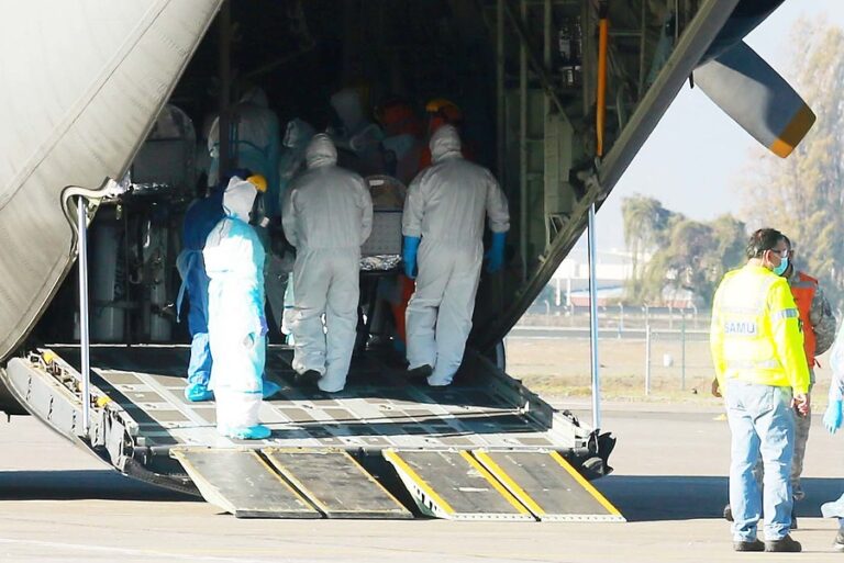 ¿Cómo es el traslado de pacientes COVID-19 positivos que realiza la FACh a diario?