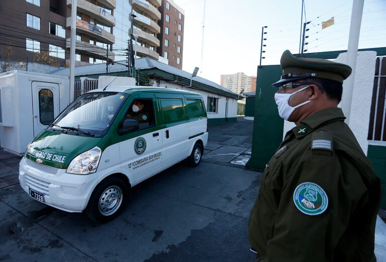 Carabineros detiene a adulto mayor COVID-19 positivo que trató ingresar a sucursal bancaria en San Miguel
