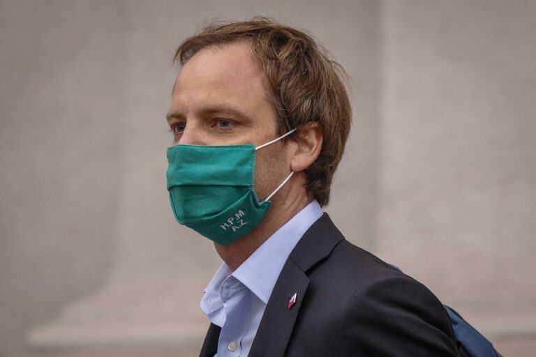 Zúñiga instruyó sumario por contrato con residencia sanitaria vinculada a un funcionario del Minsal