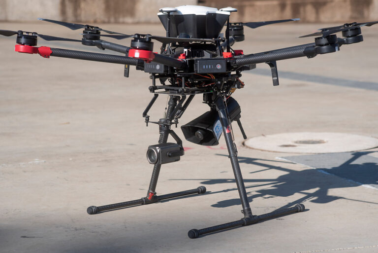 Dron fiscaliza que se cumpla el distanciamiento social y el uso de mascarillas