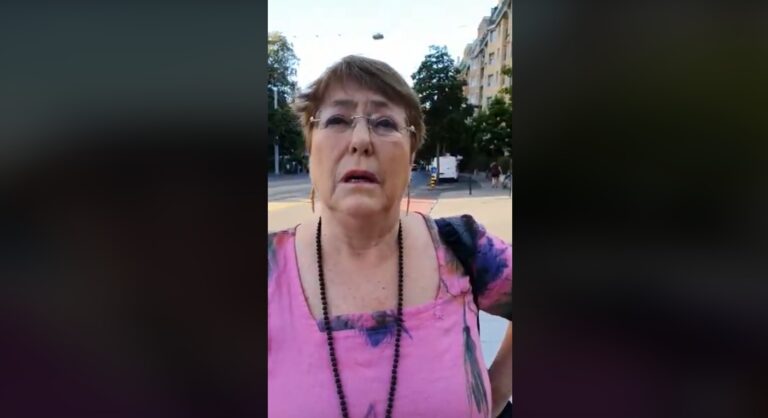 Bachelet es emplazada en la calle por situación de presos mapuche: 