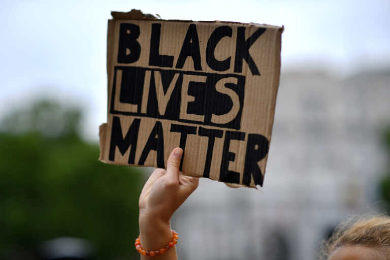 Revelan casos de racismo de la policía de Nueva York: Niño fue registrado tras un apretón de manos