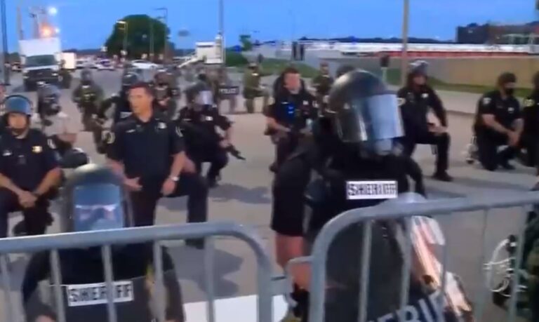 El motivo por el que policías se arrodillan en señal de solidaridad en manifestaciones por George Floyd