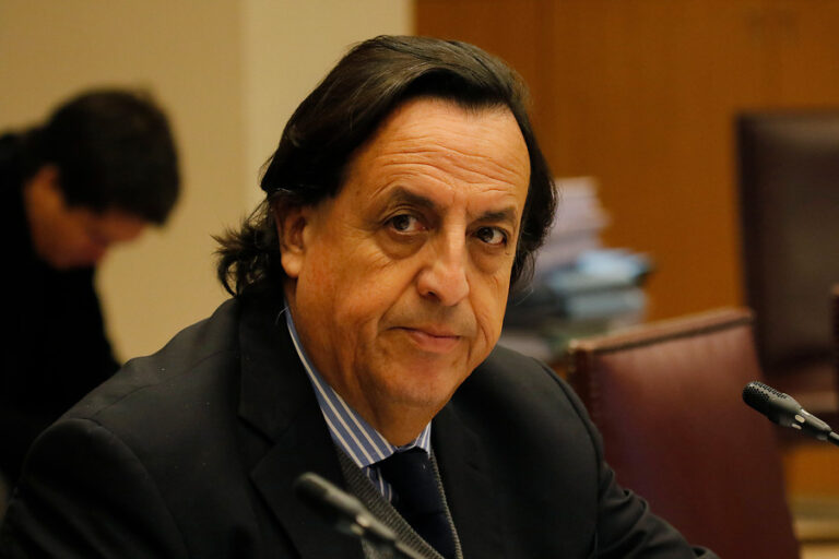 Ex alcalde en dictadura y parlamentario 1990-2020: Quién es Víctor Pérez, el nuevo ministro del Interior