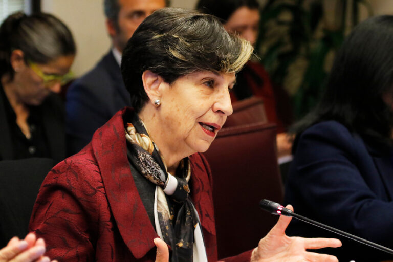 Allende cuestiona a Von Baer por citar a su padre: 