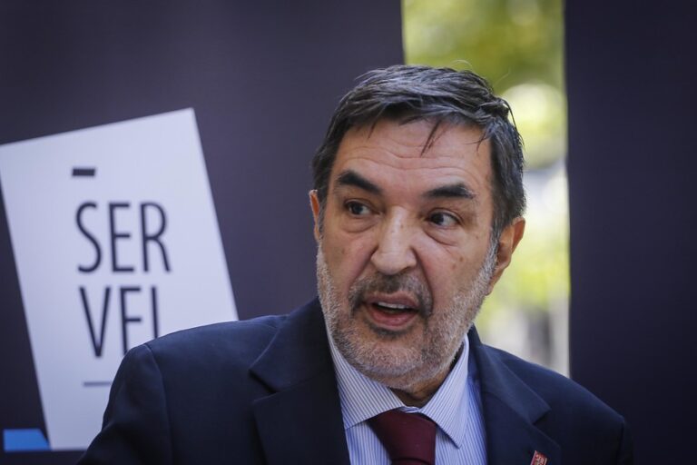 Santamaría cuenta que plebiscito del 25-O tendrá modalidad para que voten personas con COVID-19