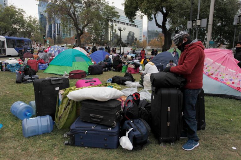 Cerca de 70 ciudadanos bolivianos están pernoctando frente a su consulado: Piden ser repatriados