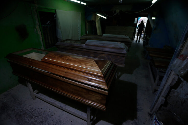 Muertos a causa del COVID-19 exceden los 560 mil en todo el mundo